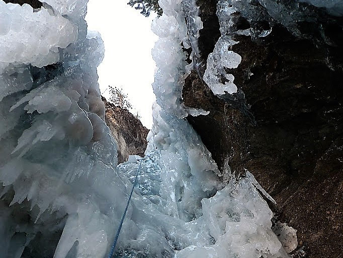Zona encajonada de hielo en la cascada Les Formes du Chaos (Ceillac)
